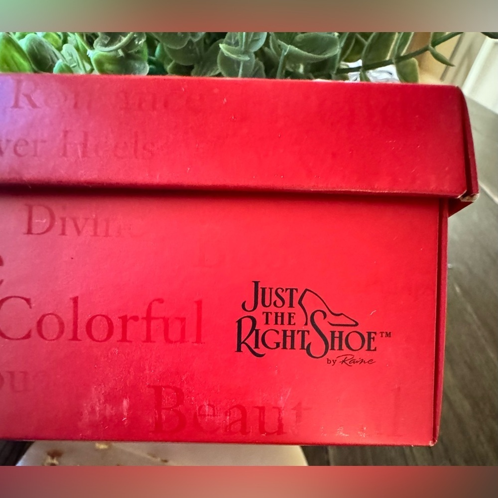 HEART & SOLE JUST THE RIGHT COLLECTIBLE SHOE RAINE #25221... - Picture 9 of 9